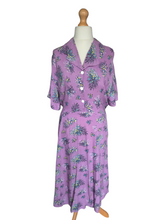 Load image into Gallery viewer, 1940s Lilac Multicoloured Flower Dress With White Buttons
