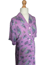 Load image into Gallery viewer, 1940s Lilac Multicoloured Flower Dress With White Buttons
