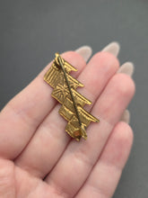 Load image into Gallery viewer, 1940s World War Two Allied Flag Victory Brooch
