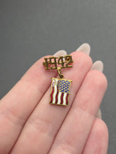 Load image into Gallery viewer, 1940s USA 1942 Flag Brooch
