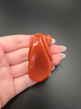Load image into Gallery viewer, 1940s Toffee Carved Bakelite Dress Clip
