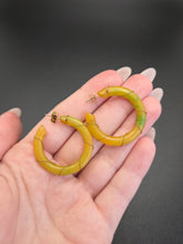 Load image into Gallery viewer, 1940s Yellow/Green Bakelite and Wire Hoop Earrings
