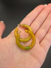 Load image into Gallery viewer, 1940s Yellow/Green Bakelite and Wire Hoop Earrings
