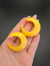 Load image into Gallery viewer, 1940s Buttermilk Yellow Bakelite Hoop Earrings
