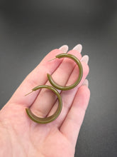 Load image into Gallery viewer, 1940s Dark Green Carved Bakelite Hoop Earrings

