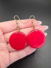 Load image into Gallery viewer, 1940s/1950s Strawberry Red Dangly Bakelite Earrings
