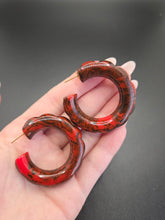 Load image into Gallery viewer, 1940s MEGA Black and Red Marbled Chunky Daisy Edge Hoop Earrings
