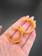 Load image into Gallery viewer, 1940s Yellow Marbled Bakelite Hoop Earrings
