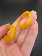 Load image into Gallery viewer, 1940s Yellow Marbled Bakelite Hoop Earrings
