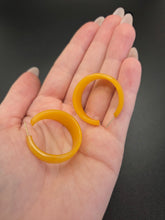 Load image into Gallery viewer, 1940s Yellow Marbled Bakelite Hoop Earrings
