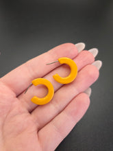 Load image into Gallery viewer, 1940s Dark Yellow Bakelite Hoop Earrings
