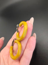 Load image into Gallery viewer, 1940s Chartreuse Green/Yellow Marbled Bakelite Hoop Earrings
