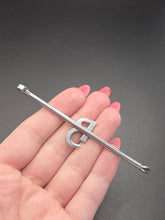 Load image into Gallery viewer, 1930s Art Deco B Initial Bar Brooch
