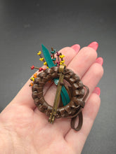 Load image into Gallery viewer, 1940s Brown Make Do and Mend Wirework Brooch
