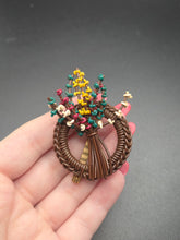 Load image into Gallery viewer, 1940s Brown Make Do and Mend Wirework Brooch
