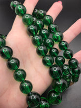 Load image into Gallery viewer, 1940s/1950s Green Early Plastic Lucite Necklace
