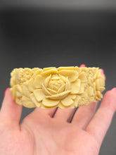 Load image into Gallery viewer, 1940s Chunky Celluloid Rose Bangle
