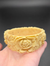 Load image into Gallery viewer, 1940s Chunky Celluloid Rose Bangle
