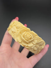 Load image into Gallery viewer, 1940s Chunky Celluloid Rose Bangle
