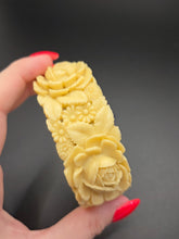 Load image into Gallery viewer, 1940s Chunky Celluloid Rose Bangle
