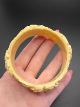 Load image into Gallery viewer, 1940s Chunky Celluloid Rose Bangle
