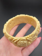Load image into Gallery viewer, 1940s Chunky Celluloid Rose Bangle
