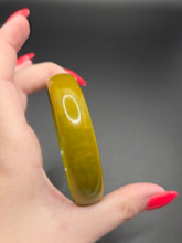 Load image into Gallery viewer, 1940s Green Marbled Bakelite Bangle
