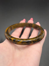 Load image into Gallery viewer, 1940s Tigers Eye Effect Bakelite Bangle
