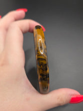 Load image into Gallery viewer, 1940s Tigers Eye Effect Bakelite Bangle
