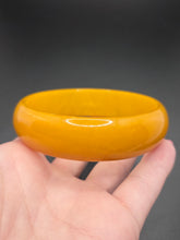 Load image into Gallery viewer, 1940s Semi Sheer Yellow Bakelite Bangle
