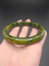 Load image into Gallery viewer, 1940s Marbled Green/Yellow Bakelite Bangle
