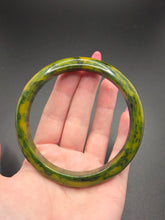 Load image into Gallery viewer, 1940s Marbled Green/Yellow Bakelite Bangle
