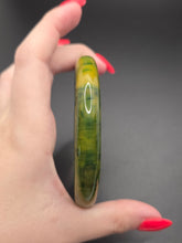 Load image into Gallery viewer, 1940s Marbled Green/Yellow Bakelite Bangle
