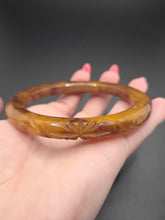 Load image into Gallery viewer, 1940s Caramel and Chocolate Carved Bakelite Bangle
