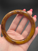Load image into Gallery viewer, 1940s Caramel and Chocolate Carved Bakelite Bangle
