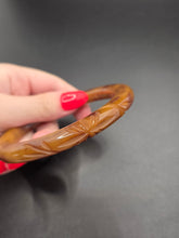 Load image into Gallery viewer, 1940s Caramel and Chocolate Carved Bakelite Bangle

