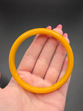 Load image into Gallery viewer, 1940s Bright Yellow Marbled Bakelite Bangle
