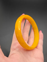 Load image into Gallery viewer, 1940s Bright Yellow Marbled Bakelite Bangle
