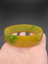 Load image into Gallery viewer, 1940s Bright Yellow and Green Marbled Thin Bakelite Bangle
