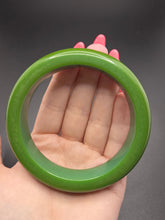 Load image into Gallery viewer, 1940s Chunky Bluey Green Bakelite Bangle
