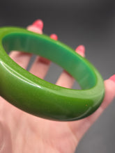 Load image into Gallery viewer, 1940s Chunky Bluey Green Bakelite Bangle
