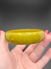 Load image into Gallery viewer, 1940s Yellow/Green Marbled Bakelite Bangle
