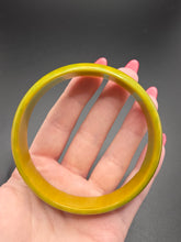 Load image into Gallery viewer, 1940s Yellow/Green Marbled Bakelite Bangle
