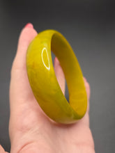 Load image into Gallery viewer, 1940s Yellow/Green Marbled Bakelite Bangle
