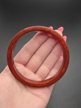 Load image into Gallery viewer, 1940s Red/Brown Marbled Flat Cut Bakelite Bangle
