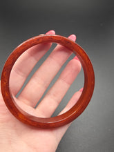 Load image into Gallery viewer, 1940s Red/Brown Marbled Flat Cut Bakelite Bangle
