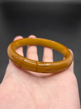 Load image into Gallery viewer, 1940s Caramel/Green Carved Bakelite Bangle
