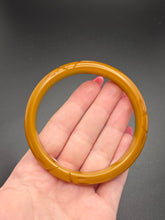 Load image into Gallery viewer, 1940s Caramel/Green Carved Bakelite Bangle
