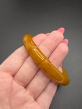 Load image into Gallery viewer, 1940s Caramel/Green Carved Bakelite Bangle
