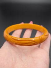 Load image into Gallery viewer, 1940s Egg Yolk Carved Bakelite Bangle
